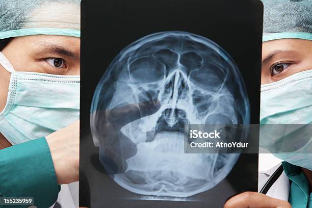 두 외과의사가 아시아판 대해 스켈레톤 뢴트겐 통해 2명에 대한 스톡 사진 및 기타 이미지 - 2명, X-레이, 건강 진단