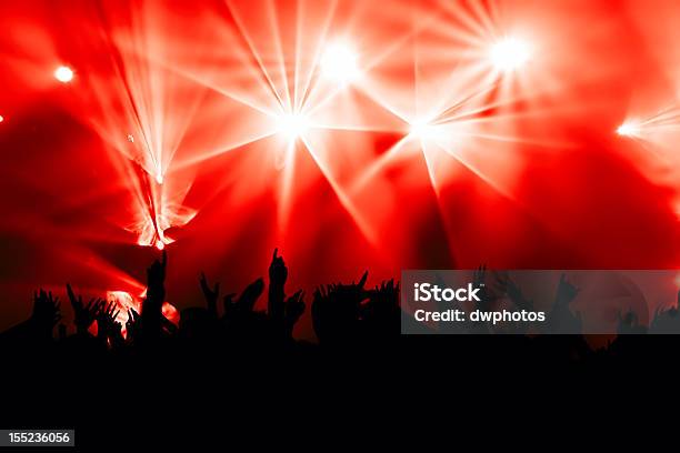 Leuchtendes Jubeln Menschenmenge Am Konzert Roter Hintergrund Stockfoto und mehr Bilder von Applaudieren