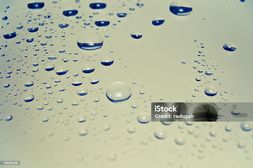 Colorata le gocce di pioggia sul vetro - Foto stock royalty-free di Acqua