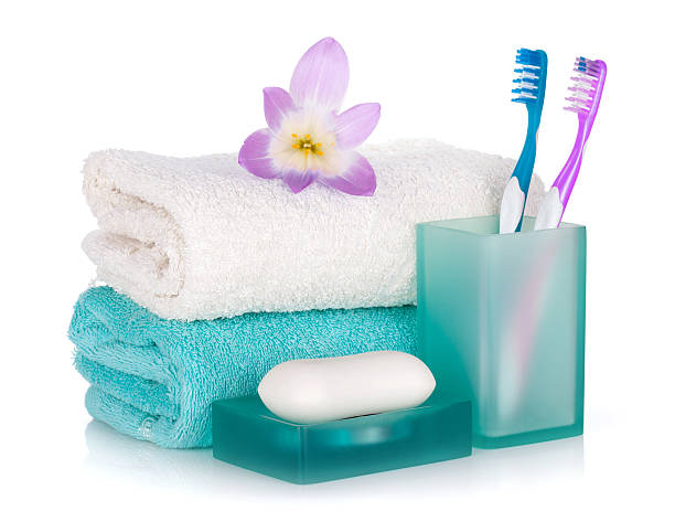 spazzolini, sapone, due asciugamani e fiori - toothbrush pink turquoise blue foto e immagini stock