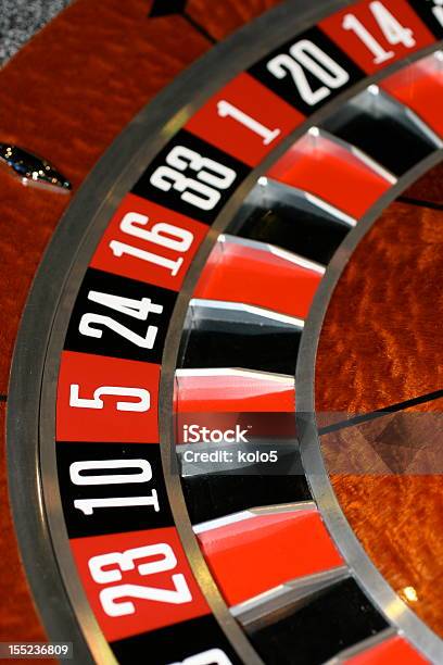 Um Geld Spielen Stockfoto und mehr Bilder von Roulettekessel - Roulettekessel, Chance, Fotografie