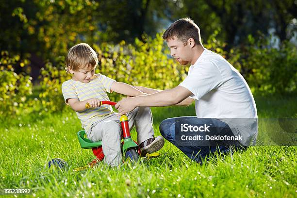 Lernen Sie Fahren Sie Mit Dem Fahrrad Stockfoto und mehr Bilder von 6-7 Jahre - 6-7 Jahre, Aktivitäten und Sport, Alleinerzieher