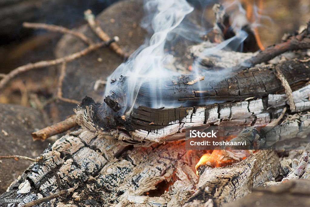 Feu et fumée. Macrophotographie - Photo de Bois de chauffage libre de droits