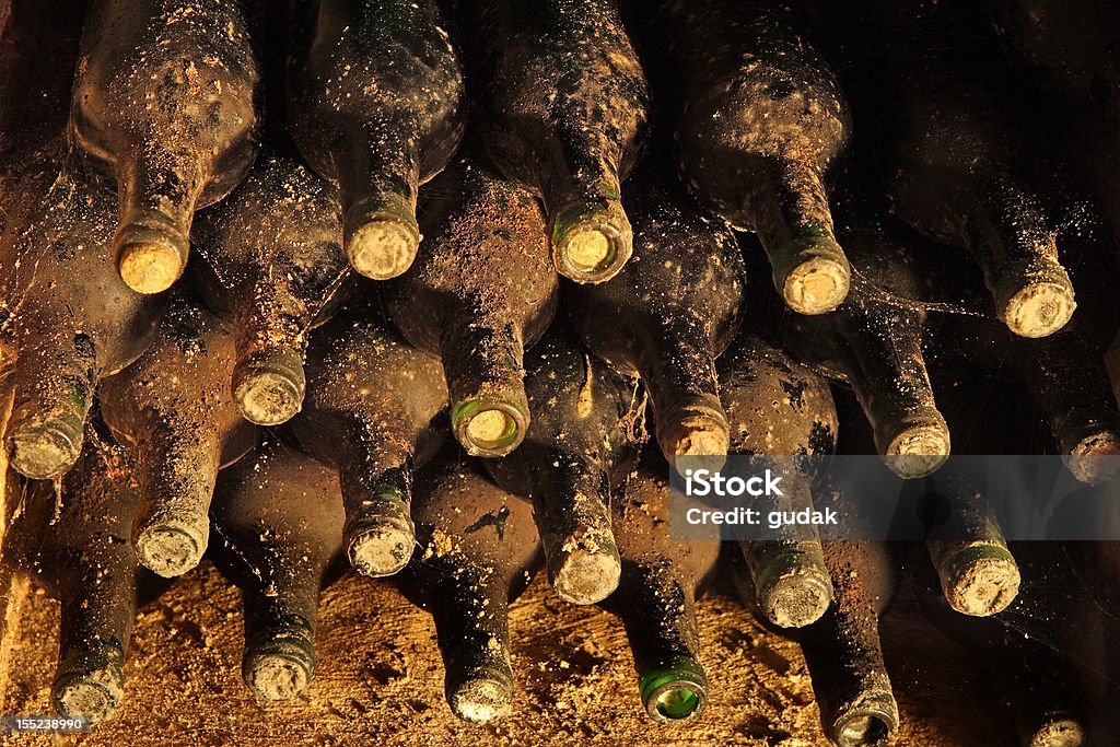 old botellas con vino en la colección de vinos añejos - Foto de stock de Ahorros libre de derechos