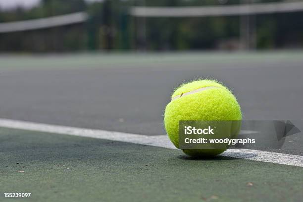 Primer Plano De Bola De Tenis En La Línea De Base Foto de stock y más banco de imágenes de Aire libre - Aire libre, Amarillo - Color, Asfalto