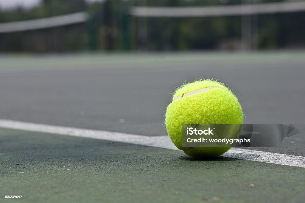 クローズアップのテニスボールをベースライン - アスファルトのロイヤリティフリーストックフォト