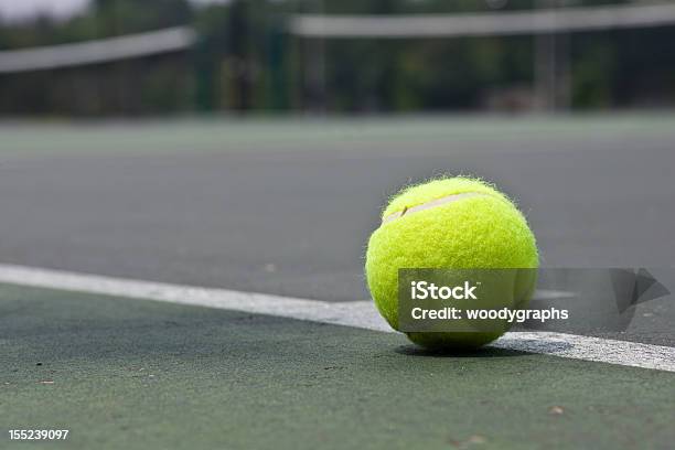 クローズアップのテニスボールをベースライン - アスファルトのストックフォトや画像を多数ご用意 - アスファルト, カラー画像, クローズアップ