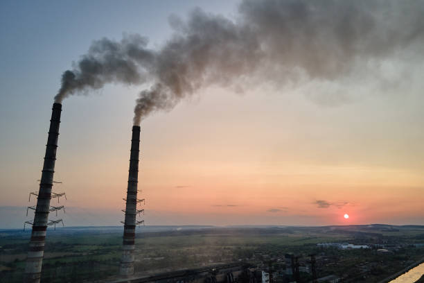 vista aérea de canos altos de usinas de carvão com fumaça preta poluindo atmosfera. produção de eletricidade com conceito de combustível fóssil - vapor trail night sky sunset - fotografias e filmes do acervo