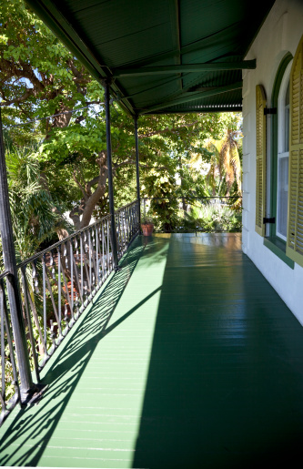 Balcón en la casa de Hemingway, Key West, Florida photo