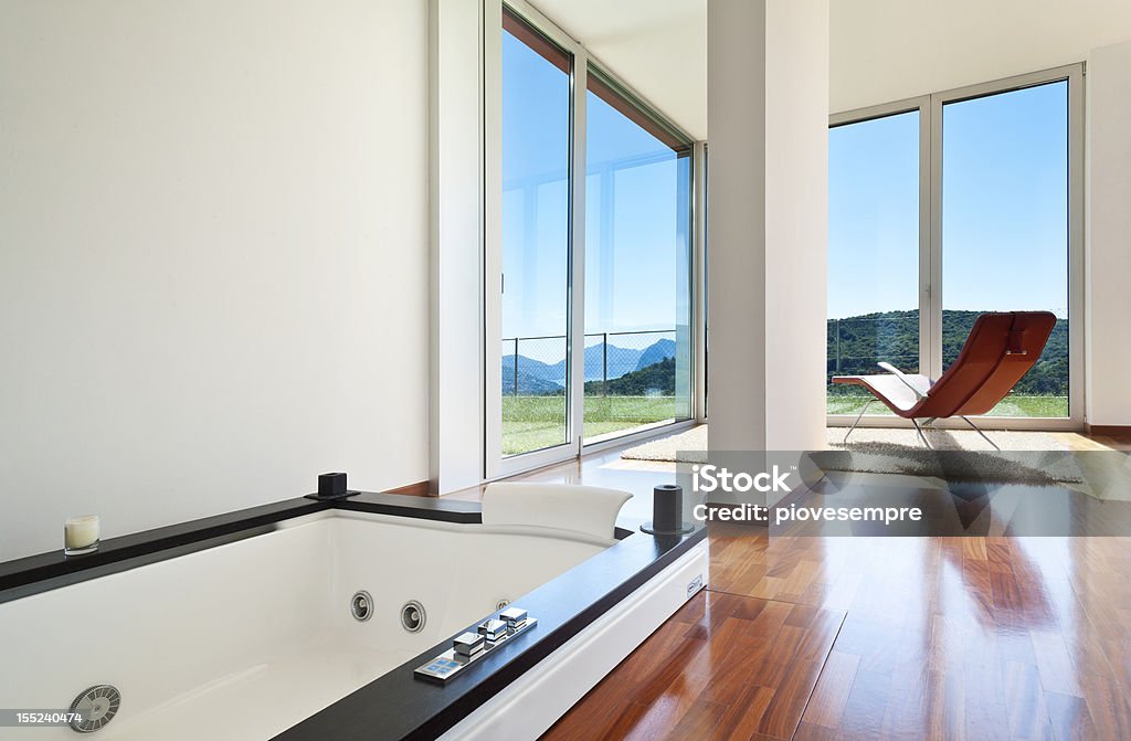 Casa, quarto com banheira de hidromassagem - Foto de stock de Aconchegante royalty-free