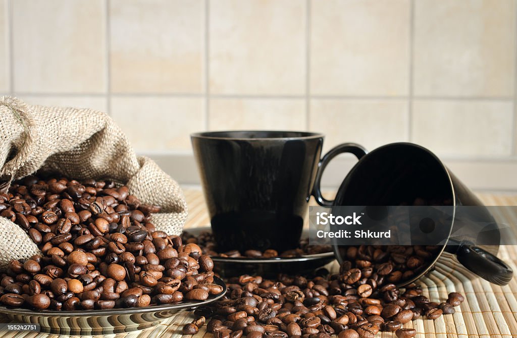 Grãos de café com xícaras e saco - Foto de stock de Amontoamento royalty-free