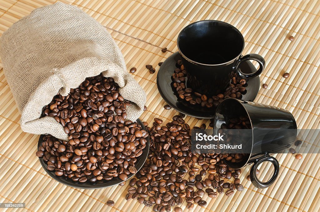 Grãos de café, copos e Saco - Royalty-free Amontoar Foto de stock