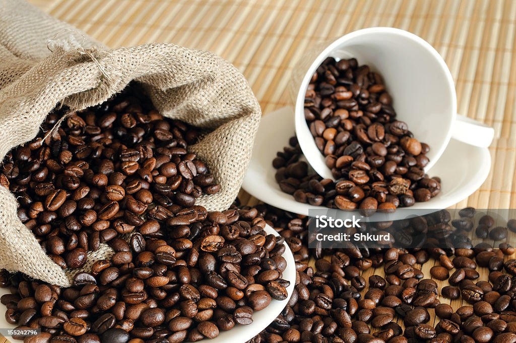 Grãos de café com uma xícara branca e saco - Foto de stock de Amontoamento royalty-free