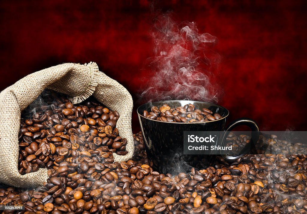 coffee beans с дым - Стоковые фото Бежевый роялти-фри
