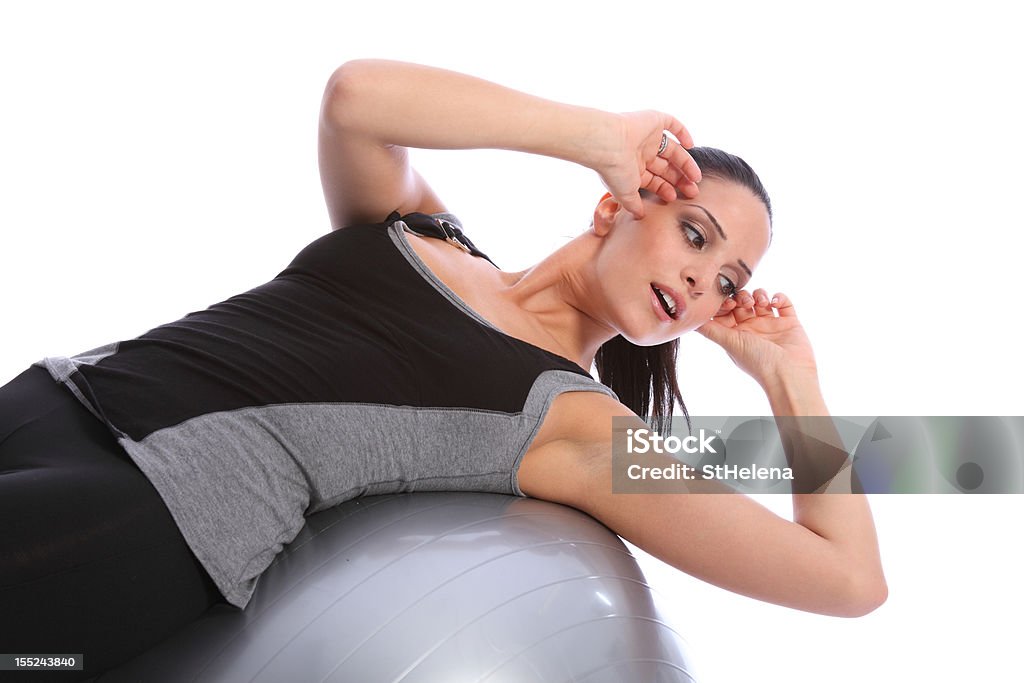 Ventre crunches en fit femme sur un ballon d'exercice - Photo de Adulte libre de droits