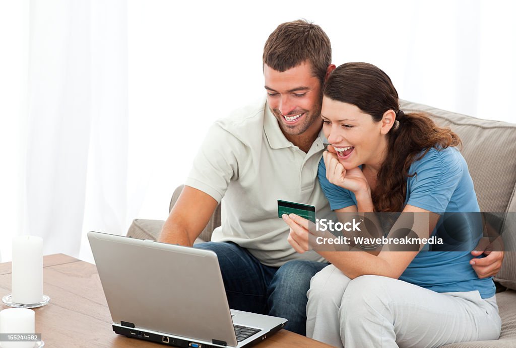 couple heureux en regardant leurs comptes en ligne - Photo de Achat à domicile libre de droits