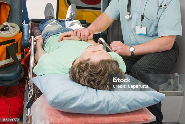 Patient In Krankenwagen Stockfoto und mehr Bilder von Arbeiten - Arbeiten, Auto, Berufliche Beschäftigung