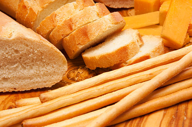 Baguette, pan barritas de queso en madera y - foto de stock