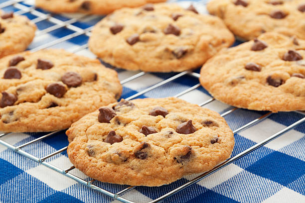 refrigeración las cookies - chocolate chip cookie cookie preparing food chocolate fotografías e imágenes de stock