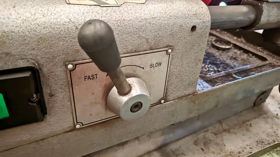 Engine speed control lever in a workshop