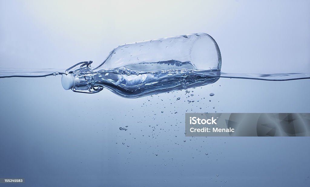 Claro mensaje en una botella de agua y flotante - Foto de stock de Abstracto libre de derechos