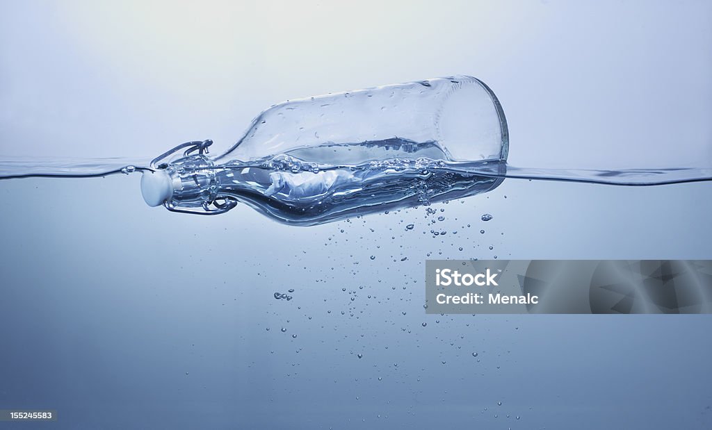 Chiara acqua messaggio in una bottiglia A virgola mobile - Foto stock royalty-free di Acqua