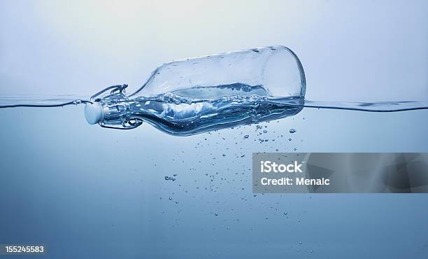 Chiara Acqua Messaggio In Una Bottiglia A Virgola Mobile - Fotografie stock e altre immagini di Acqua