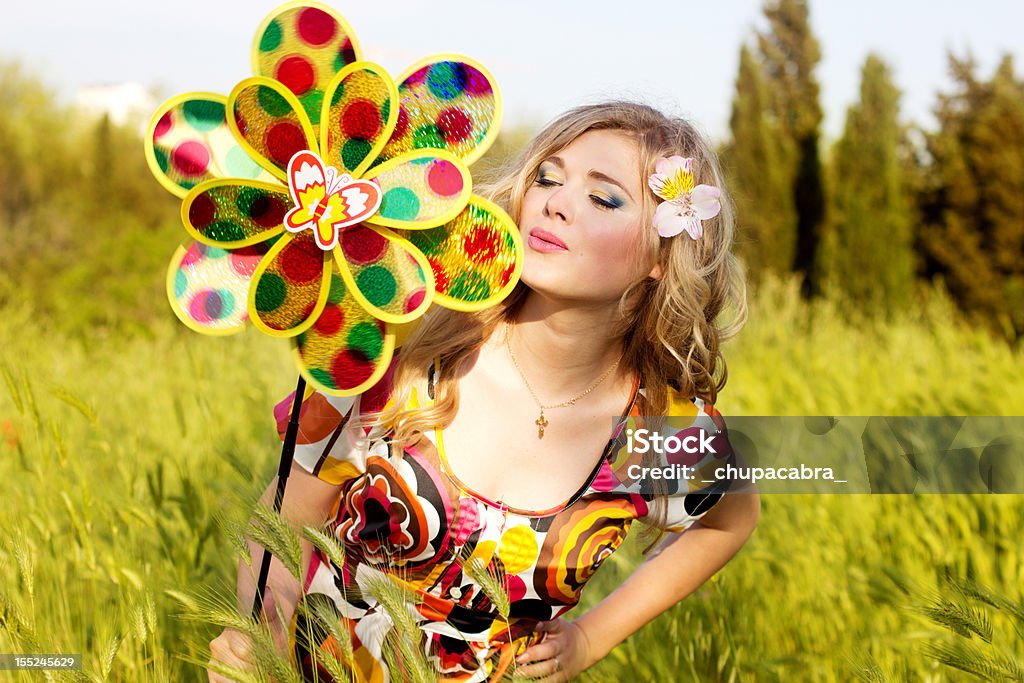 Ragazza con colori tappezzi Mulino a vento - Foto stock royalty-free di Adulto