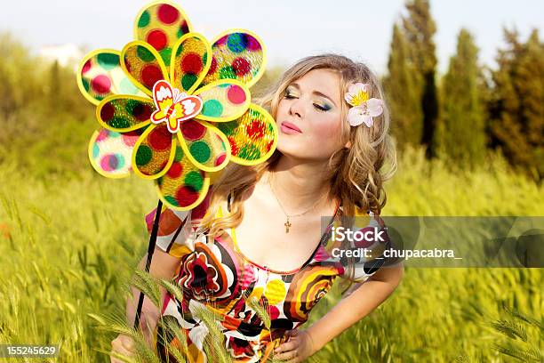 Ragazza Con Colori Tappezzi Mulino A Vento - Fotografie stock e altre immagini di Adulto - Adulto, Allegro, Ambientazione esterna