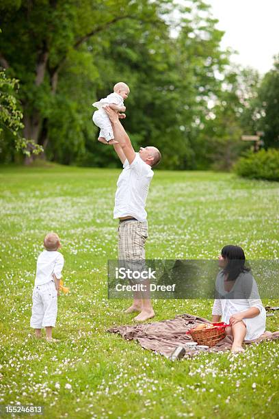 Família Picknic - Fotografias de stock e mais imagens de 12-15 Meses - 12-15 Meses, Adulto, Alegria