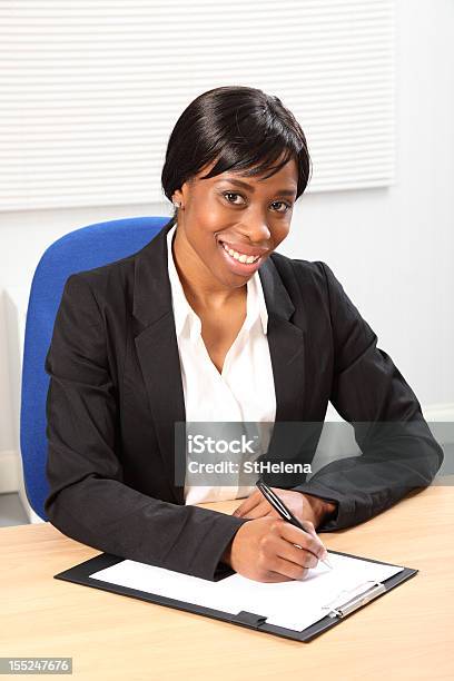 Bonito Sorriso De Mulher De Negócios Preto Escritório - Fotografias de stock e mais imagens de Adulto