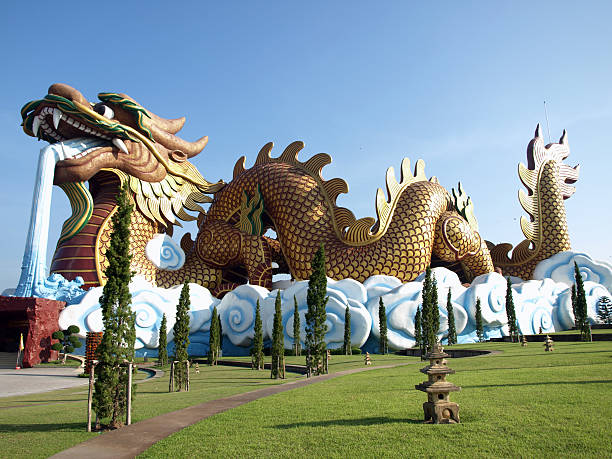 Big Dragon Statue mit blauer Himmel – Foto