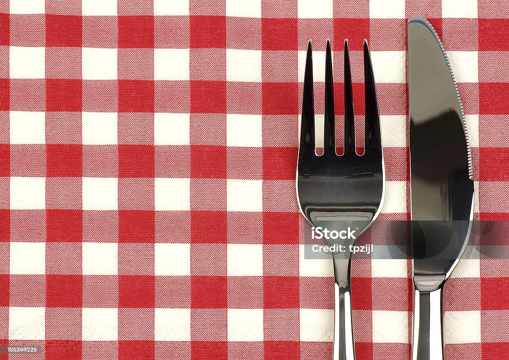 Brillant couteau et une fourchette sur une nappe à carreaux - Photo de Accessoire libre de droits