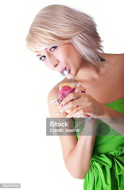 Kobiety Z Lodów - zdjęcia stockowe i więcej obrazów Białe tło - Białe tło, Blond włosy, Deser