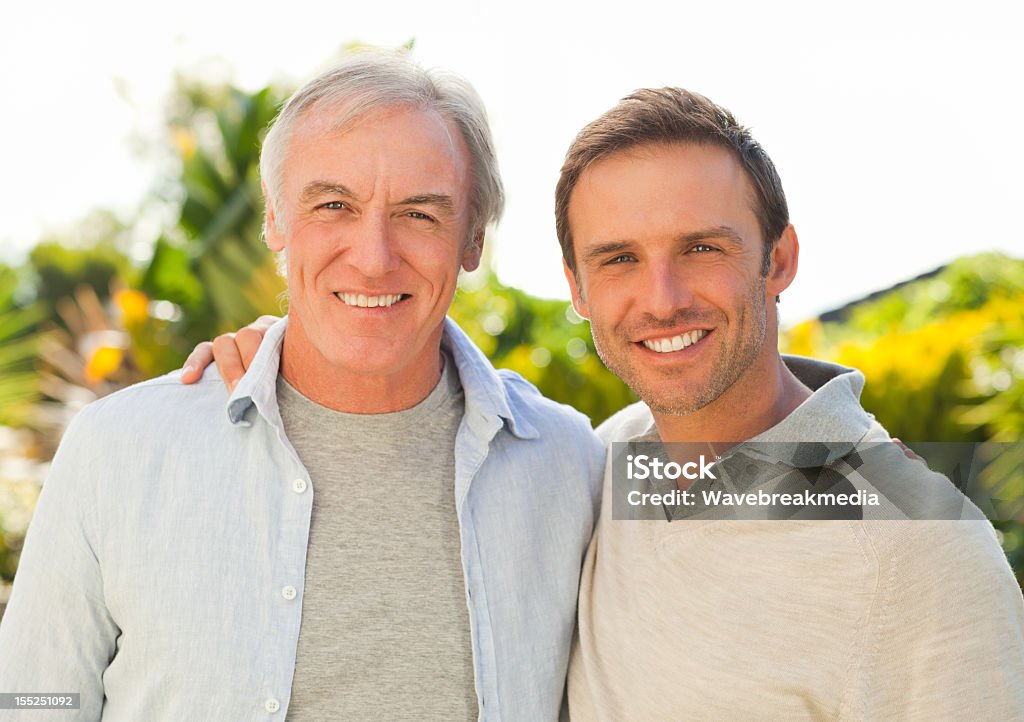 Vater und seinem Sohn Blick in die Kamera - Lizenzfrei Sohn Stock-Foto