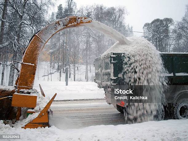 Remoção De Neve - Fotografias de stock e mais imagens de Amontoar - Amontoar, Ao Ar Livre, Assistente Social