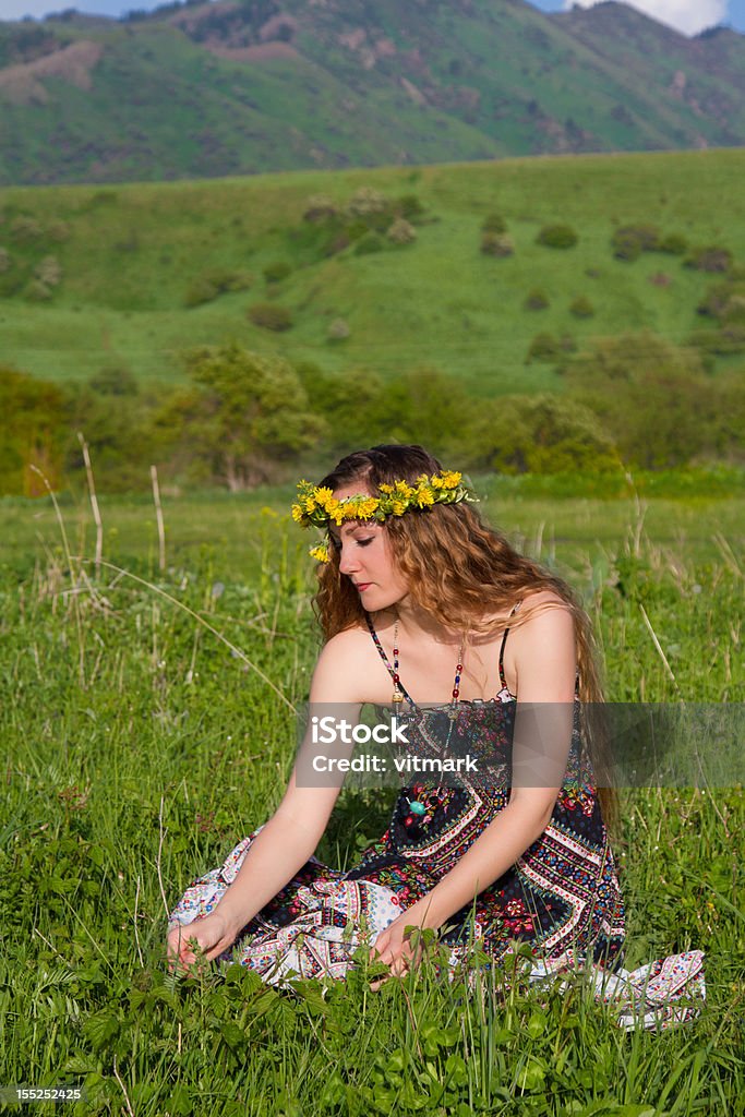Garota colheita de flores na grama - Foto de stock de Adulto royalty-free