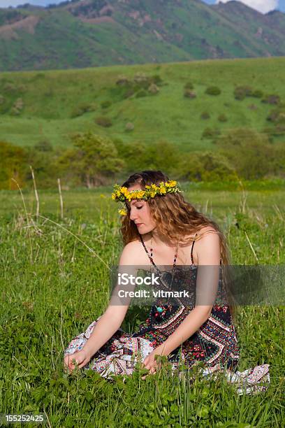 Foto de Garota Colheita De Flores Na Grama e mais fotos de stock de Adulto - Adulto, Beleza, Cabelo Comprido