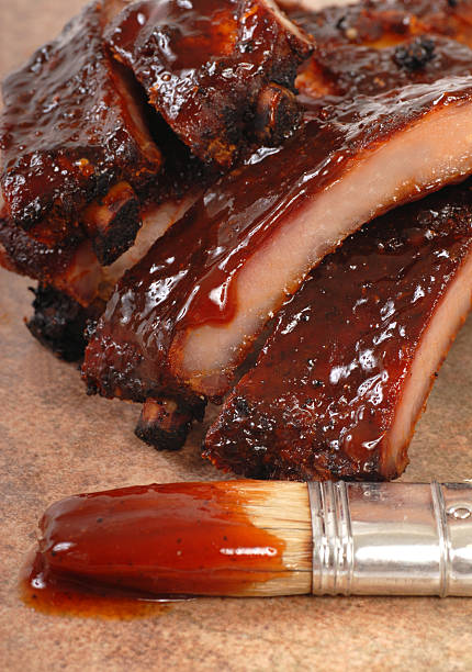 deliciosas costelas com molho de churrasco picante - charbroil - fotografias e filmes do acervo