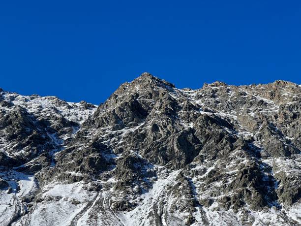 바위가 많은 산봉우리 chlein schwarzhorn (2967 m)에 첫 눈 albula 알프스와 스위스 산악 도로 패스 fluela (flüelapass), davos - canton of grisons, switzerland (schweiz) - schwarzhorn 뉴스 사진 이미지