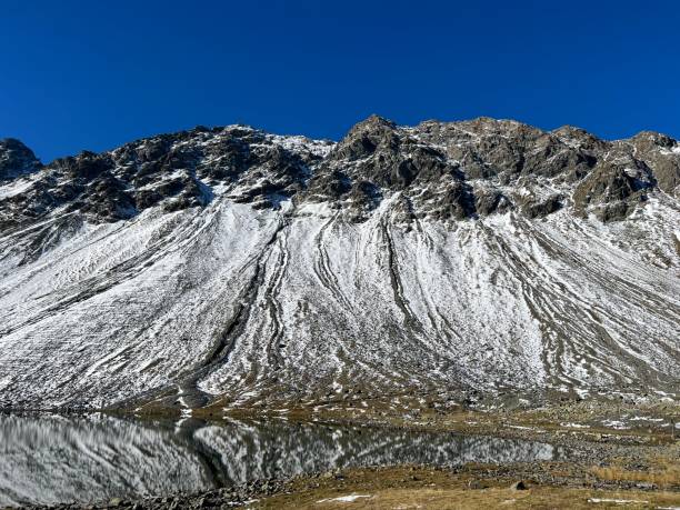 바위가 많은 산봉우리 chlein schwarzhorn (2967 m)에 첫 눈 albula 알프스와 스위스 산악 도로 패스 fluela (flüelapass), davos - canton of grisons, switzerland (schweiz) - schwarzhorn 뉴스 사진 이미지