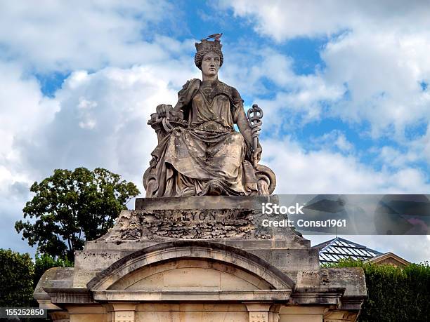 Estatua Foto de stock y más banco de imágenes de Aire libre - Aire libre, Azul, Cielo