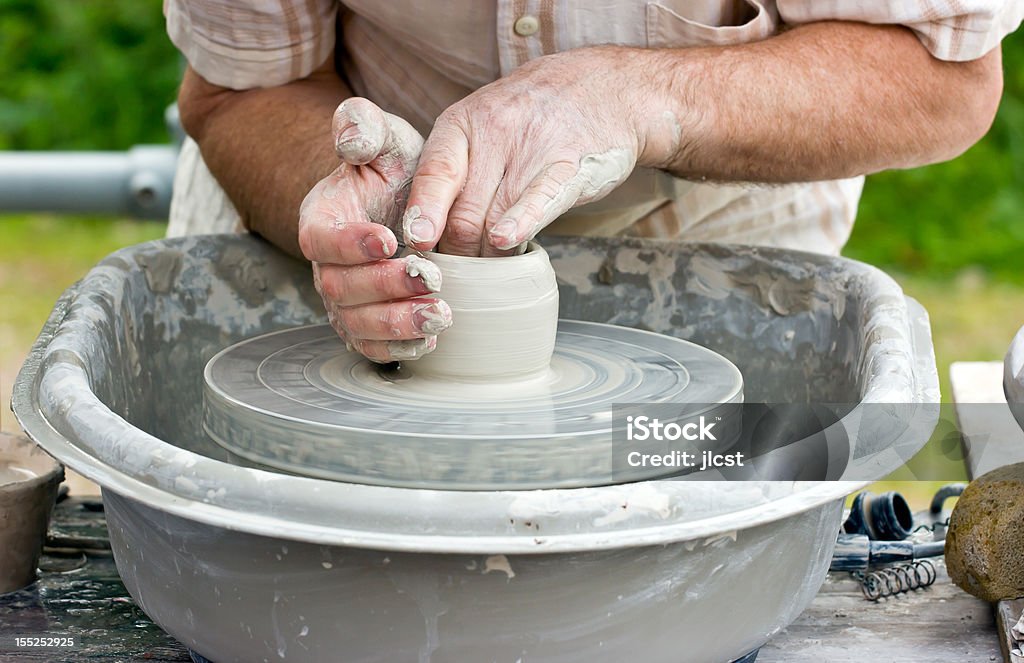 Potter's mains tournant sur terre battue. - Photo de Antihygiénique libre de droits