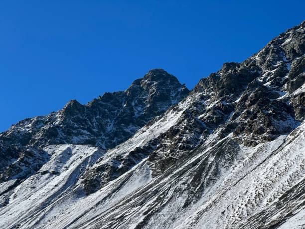 바위가 많은 산봉우리 슈바르츠호른(3147m)의 첫 눈 알불라 알프스와 스위스 산악 도로 패스 fluela(flüelapass), 다보스 - 그리종 주, 스위스(슈바이츠) - schwarzhorn 뉴스 사진 이미지