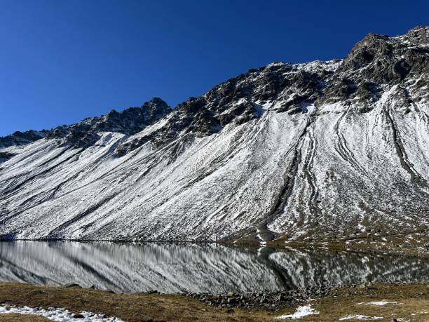 스위스 산악 도로 패스 fluela (flüelapass), davos - canton of grisons, switzerland (schweiz) 위의 바위 산봉우리 schwarzhorn (3147 m)과 chlein schwarzhorn (2967 m)의 첫 눈 - schwarzhorn 뉴스 사진 이미지