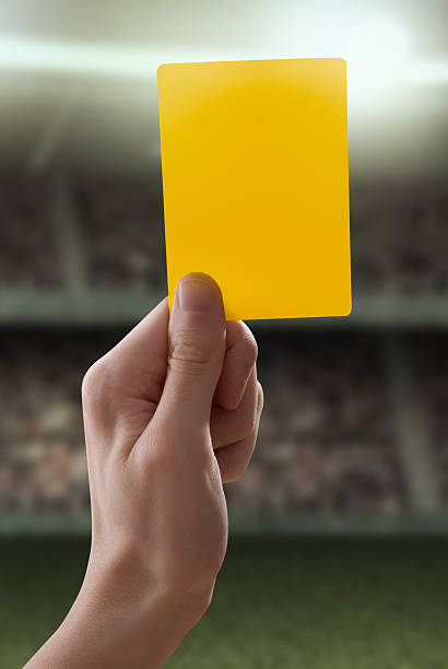 黄色カードを手動での審判ギブ違約金 - yellow card ストックフォトと画像