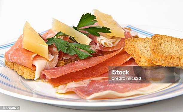 Plato Con Canapés De Jamón Y Queso Foto de stock y más banco de imágenes de Alimento - Alimento, Canapé, Cena