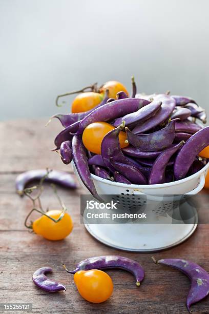 Photo libre de droit de Des Haricots Violet Et Jaune De Tomates Dans Le White Colander banque d'images et plus d'images libres de droit de Agriculture