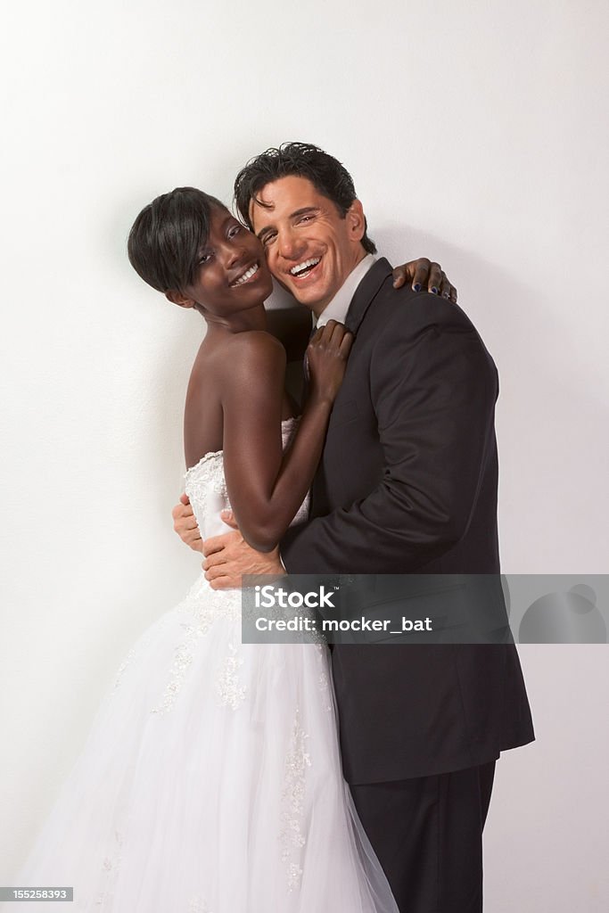 Feliz nuevo miércoles interracial pareja en boda el estado de ánimo - Foto de stock de Boda libre de derechos