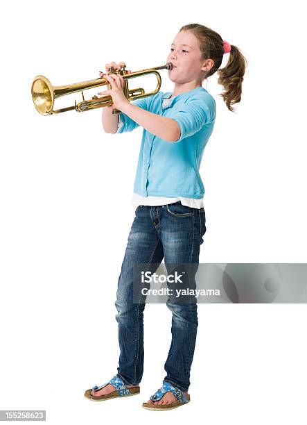 Foto de Jovem Garota Fazendo Música Em Trompete Em Fundo Branco e mais fotos de stock de Trompete